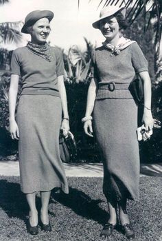 Especial Anos 30 - Resumo da década e imagens de época 1940s Knitwear, 1930s Costumes, 1930s Clothing, 1930s Outfits, Riviera Fashion, 30s Style, Vintage Fashion 1930s