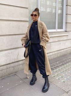 Joggers Outfit, Cold Outfits, Neue Outfits, Looks Street Style, Camel Coat, Cold Weather Outfits, Winter Mode, Mode Inspo, Autumn Outfit