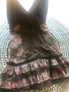 The cutest 90s vintage silk mini dress by Tracy Reese. Brown and colorful floral  silk material. Tiered skirt with lacy edges. Crushed velvet bow. There's a floral  pattern in the brown silk. This dress has so much style. Grate vintage condition as if it's never been worn. Will be adding measurements but it's around a small to a small medium. Vintage Silk Dress, Silk Dress Vintage, Comme Si, Tracy Reese, Brown Silk, Silk Mini Dress, Velvet Bow, Star Dress, Ruffled Maxi Dress