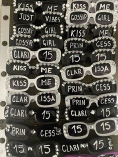 Black Theme Graduation Party, Sixteenth Birthday Outfit Ideas, Birthday Party Ideas For Turning 13, Photo Themed Birthday Party, Baddie Themed Party, Cool Sweet 16 Party Ideas, Black Xv Theme, Sixteenth Birthday Party Ideas, Writing On Glasses Party