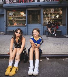 Best Friends Aesthetic Photoshoot, Street Ig Pics, New York People Street Photography, Photoshoot With Friends Aesthetic, New York Photo Shoot, Nyc Street Style Aesthetic, Street Wear Photoshoot Ideas, Bloquette Aesthetic, Ootd Picture Ideas