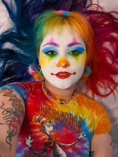 Cute Colorful Clown Makeup, Clown Makeup Happy, Pretty Clown Makeup Easy, Clown Makeup Neon, Green Clown Aesthetic, Clown Makeup Rainbow, Clowncore Hair