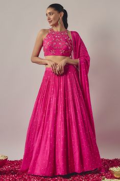 Pernia's Pop Up Shop: Luxury Designer Ethnic Clothing Website 2024 Lehenga Simple, Tiered Lehenga, Sleeveless Blouse Designs, Sangeet Outfit, Crop Top Lehenga, Lehenga Blouse Designs