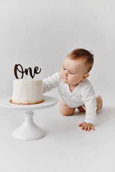 Малыш, бенто-торт, первый день рождение, фотосессия на годик Minimalist First Birthday Photoshoot, Minimal First Birthday Photoshoot, Smashed Cake Photoshoot, 1 Year Birthday Photoshoot At Home, Studio First Birthday Photo Shoot, Simple Cake Smash Photoshoot, First Year Photoshoot For Boy, Diy 1st Birthday Photo Shoot