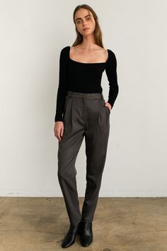 Relaxed Fit High Waist Bottoms With Pleated Waist, High Waist Bottoms With Pleated Waist And Relaxed Fit, Chic Bottoms With Pleated Waist For Fall, Chic Fall Bottoms With Pleated Waist, Casual High Waist Pants With Pleated Waist, Casual High-waist Pants With Pleated Waist, Relaxed Fit Trousers With Pleated Waist, Relaxed Fit Straight Pants With Pleated Waist, Chic Tapered Bottoms For Fall