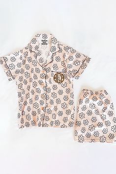 Our luxuriously soft flower pattern pajamas are perfect for weddings, bridal parties, holidays, getaways, bachelorette weekends, vacations, or just lounging at home. Features a button front shirt and elastic waist bottoms. We can print names, monograms, initials, titles, or logos in a variety of font choices. All text is printed on the front pocket. Pajamas can be purchased without text by selecting "No personalization" from the font selection menu. Please allow 4 weeks for production of pajamas Pajamas Green, Pattern Pajamas, Robes Satin, Wedding Tropical, Wedding Robes, Bridal Party Robes, Wedding Robe, Bachelorette Weekend, Bridesmaid Robes