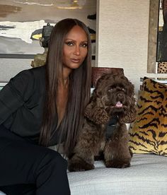 Iman and her pup 🐾! Dog mom. Model. Supermodel. Fluffy Dog Aesthetic, Aesthetic Long Brown Hair, Brown Fluffy Dog, With Dogs Aesthetic, Brown Hair Black Women, Outfit Ideas Brown, Dog Mom Aesthetic