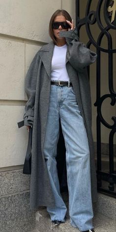 Fall 24 Street Style, Autumn Winter Street Style 2024, Grey Coat Outfit, Grey Jeans Outfit, Dinner Outfit Casual, Adrette Outfits, Looks Pinterest, Nashville Outfits, Chique Outfits