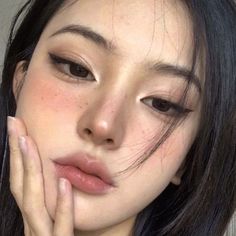 Makeup Ideas Korean Ulzzang, Different Eye Lid Shapes, Round Asian Eyes Makeup, Make Up Looks Asian Makeup Ideas, Edgy Asian Makeup, Cat Eye Asian Eyes, Makeup Reference Natural, Simple Makeup Looks Natural Asian, Monolid Cat Eye