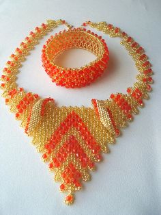 Золотистый браслет из бисера и красных от MaryAnsHandmade на Etsy Golden Bracelet, Red Crystals, Czech Beads, Latvia, Bracelet Making, Necklaces Bracelets, Crochet Earrings, Beading, Glitter