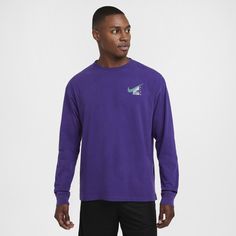 Add a touch of vintage hoops to your long-sleeve T-shirt game. Its loose fit and soft midweight cotton bring a structured feel. Sneaker Trend, Purple Style, Basket Vintage, Purple Nikes, Basketball T Shirt, Purple T Shirts, Nike Tshirt, Purple Fashion, Mens Basketball