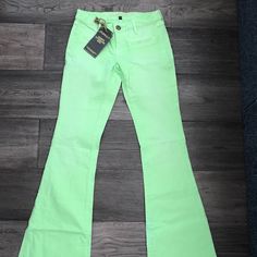 Stitch's New Defects, With Minor Stains Throughout And Minor Pinholes On The Waistband. The Gila Flare Jeans Lime Green Size 25 Approximate Size Measurements Laying Flat Waist: Rise: Inseam: Full Length: Please Comment For Any Questions! Green Flare Jeans, Colour Challenge, Lime Lush, Flare Leg Jeans, Low Rise Jeans, Corduroy Pants, Green Fashion, Bell Bottoms, Flare Jeans