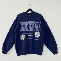 vintage des années 90 Georgetown University sweat Georgetown Crewneck Georgetown pull pull Georgetown Hoyas impression logo bleu moyen :- Université de Georgetown :- Grand 𝐑𝐞𝐜𝐨𝐦𝐦𝐞𝐧𝐝 :- Convient à moyen Mesure manuelle :- (aisselle à aisselle) :- 21,5 pouces/55 cm (de l'épaule à la fin du vêtement) :- 26,5 pouces/67 cm Description :- Bon état 8/10. - Défaut mineur, défauts réparés, reportez-vous à la photo. - Les couleurs peuvent être différentes en raison de l'éclairage. - Tous les arti State Crewneck, Georgetown Hoyas, Navy Sweatshirt, Georgetown University, Nittany Lion, Gameday Outfit, Penn State