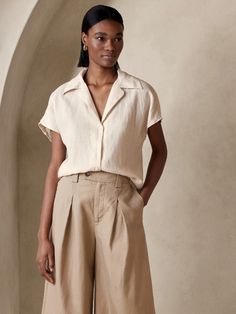 Clara Linen Short-Sleeve Shirt | Banana Republic Beige Top Outfit, Linen Top Women, Linen Crop Top, Printed Summer Dresses, Thai Style, Dresses Ideas, Linen Short, Casual Tops For Women, Luxury Linen