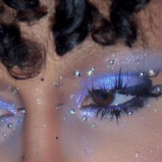 Swirly Eye Makeup, Blue Ethereal Makeup, 90s Whimsigoth Makeup, Holographic Makeup Look, Glitter Goth Makeup, K Pop Makeup Looks, Make Up Violeta, Face Gem Makeup, Makeup Looks With Glitter