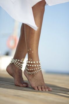 "An accessory to complement your beautiful wedding dress *To creating elegance at the beach wedding.* Anklet are made by combining different sizes pearls. It is closed by a magnetic closure. So prepared according to the wrist size. Anklet in photo 9 inch and circumference of ankle 8.6 inches. Anklet in the photo is ivory. \"\"\"Please give your measure of ankle circumference when ordering.\"\"\" It is sold as a pair. All of my products are hand made by me. So i can apply all the changes you want Wedding Anklets, Beach Wedding Sandals Barefoot, Crochet Barefoot Sandals, Peacock Pearls, Barefoot Sandal, Pearl Beach, Pearl Anklet, Blush Gold, Boho Sandals