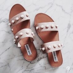 ➳ daughter of the star breather. Shoe Sketches, Pearl Sandals, Spring Sandals, Sandals Outfit, Shoe Inspiration, Slipper Sandals