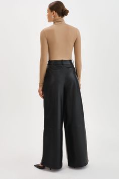 Améliorez votre style de tous les jours avec le pantalon en cuir à jambe large Rossa. Conçu avec une silhouette taille haute et des plis sur le devant, ce pantalon est à la fois flatteur et sophistiqué. À porter avec un haut ajusté et un talon pointu. Fitted Top, Leather Trousers, Pantalon Large, Sophisticated Style, Everyday Style, Everyday Fashion, Porter, Wide Leg, Trousers