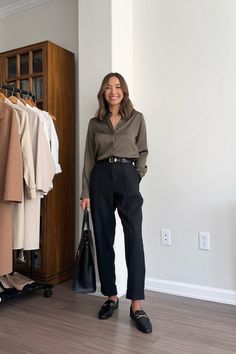 Business Casual Manager Outfits, Business Professional Shoes, Outfit With Loafers Women, Job Interview Outfit For Women, Outfit With Loafers, Loafers Outfit Work, Black Trouser Outfit, Loafers Women Outfit