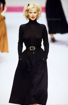 Modest Fashion Runway, Eva Herzigova 90s, Fashion Trends 90s, 90s Vogue, 90s Outfit Inspiration, 90s Fashion Show, 90s Fashion Trends, Hairstyles 90s, 90s Party Outfit