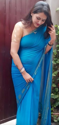 Saree Fashion, Lovely Friends, Plain Saree, Hot Women Dress, Beautiful Dresses Short, Indian Beauty Saree