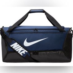 The Durable Nike Brasilia Duffel Features A Spacious Main Compartment For All Your Gear So You Can Feel Prepared. Padded Shoulder Strap Make It Carrying Comfortable, And Multiple Exterior Pockets Provide Quick-Grab Convenience. Fit & Design: Large Main Compartment Zips Shut For Secure Storage Zippered Bottom Compartment Can Hold Your Shoes Or Separate Wet And Dry Clothing Multiple External Pockets Offer Easily Accessible Storage A Coated Bottom Adds Water Resistance And Durability Padded Shoulde Nike Sports Bag, Nike Duffle Bag, Mochila Nike, Sport Nike, Nike Bags, Training Gear, Duffel Bags, Backpack Sport, John Galliano