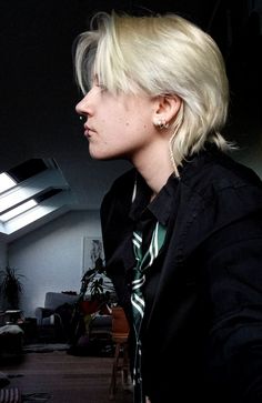 Enby Haircuts, Nonbinary Haircuts, Unisex Haircuts, Ftm Haircuts, Medium Length Mens Haircuts, Short Bleached Hair, Petite Blonde, Androgynous Hair