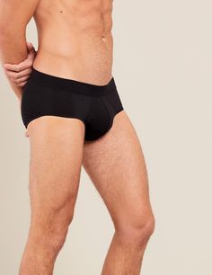 Comfortable elastic waistband that won't dig or slip. Double-layered pouch for gentle yet secure support. Lightweight design that won't ride up. Form fitting with plenty of room to stretch. Minimal silhouette for unrestricted comfort. Versatile Stretch Bottoms For Everyday Use, Functional Compressive Multi-pack Bottoms, Versatile Black Micro-elastic Bottoms, Black Training Brief Bottoms, Black Training Briefs, Stretch Multi-pack Sports Bottoms, Sporty Black Bottoms Multi-pack, Black Stretch Bottoms Multi-pack, Supportive Stretch Black Bottoms