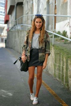 Ootd: chemise militaire kaki, mini jupe en cuir Outfit Converse, Military Jackets, Leather Skirt Outfit, Outfits With Converse, Miniskirt Outfits, Military Outfit, Looks Style, Mode Inspiration