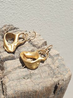 This is a beautiful 14 karat gold plated brass earrings. A broken sea shell shape earrings. a rustic statement earrings in a matt finish. All my gold plated earrings are made with a post made of 14K Goldfilled ( This material contains 100 times more gold than gold-plated wire, it is very durable, and looks gorgeous like solid gold) it is very safe to people with sensitive ears. -Gold plated brass -14 karat gold plating -free shipping worldwide -gift box To see more of my Earrings. please follow Sea Shell Earrings, Women Earrings, Gifts Fo, Gem Ring, Black Spinel, Shell Earrings, Earrings Statement, Brass Earrings, Rings Simple