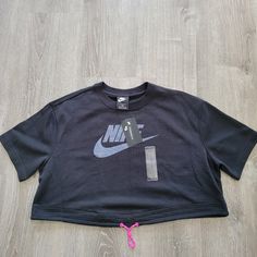 Women's Nike Sportswear Icon Clash Crop Short Sleeve Top Size 1x Style #: Dd2172-010 Condition: Brand New With Tags. Please Feel Free To Message Me If Additional Photos Are Needed. Nike Urban Activewear For Sports, Nike Urban Activewear For The Gym, Sporty Black Activewear For Streetwear, Trendy Black Moisture-wicking Activewear, Black Urban Activewear For Sports Season, Urban Black Activewear With Letter Print, Black Workout Top With Logo Print, Black Crew Neck Activewear For Streetwear, Casual Sweat Resistant Activewear For Streetwear