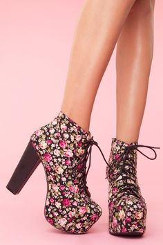 I've always found Litas so cute, but when It's floral, It becomes a must-have! Too bad I can't afford It (yet). Platform High Heels, Platform Boots, Beautiful Shoes