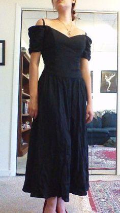 Vintage 80 ' s noir hors de l'épaule robe de soirée taille petit. robe de bal ou salle de bal des années 80. Longueur est trop les chevilles. Une sangle pour le cintre et un trop garder les manches de tomber si nécessaire. L'arrière de la robe corsage est un matériau de toile. Look froissé dans l'image, je vais ont pressé avant l'envoi. Mesures à plat : Taille : 12 1/2 pouces Longueur : 42 1/2 pouces Tour de poitrine : 12 pouces 80's Prom, Off The Shoulder Evening Dress, Black Flapper Dress, 80s Prom Dress, Off Shoulder Evening Dress, Dress Bodice, 80s Prom, Dark Dress, Vintage Black Dress