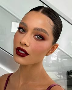 Makeup For Wine Colored Dress, Cranberry Makeup, Make Up Guide, Maquillage On Fleek, Mekap Mata, Round Face Makeup, Red Lip Makeup, Fall Makeup Looks, Smink Inspiration