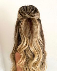 Minimal Half Up Half Down Hair, Half Up Hairstyle Bridesmaid, Bridesmaids Hair Inspiration, Twist Hair Half Up Half Down, Hair Upstyles Half Up Half Down, Bridal Hair Straight Half Up, Wedding Half Up Half Down Bridesmaid, Simple Wedding Hairstyles Blonde