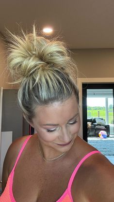 Diy Hair Toner, Messy Bun For Short Hair, Easy Messy Bun, Medium Hair Styles For Women, Easy Hairdos, Lake Day, Short Hair Bun, Growing Out Short Hair Styles