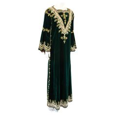 Slippers Elegant, Dark Green Maxi Dress, Cultural Outfits, Matching Slippers, Moroccan Ottoman, Fantasy Clothes, Style Marocain, Dress Kaftan, Ottoman Styling