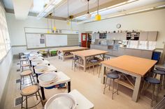 an empty classroom with many tables and chairs