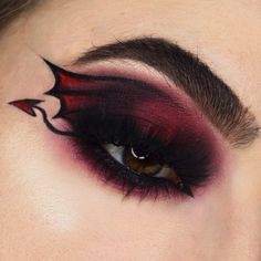 Red Makeup Looks Halloween, Angel Eyeliner Makeup, Detailed Makeup Looks, Red Halloween Makeup Looks, Devil Eye Makeup Halloween, Devil Nails Halloween, Angel And Devil Makeup, Devil Makeup Looks Halloween, Devil Eyeliner