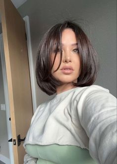 Short Hair Layered Cut For Round Face, Catherine Paiz Short Hair, Short Above Shoulder Length Hair, Bob And Glasses, Kim K Short Hair, Plus Size Bob Haircut, Short Hair On Round Face, Bob On Round Face, Round Face Haircuts Short