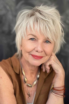 Asymmetric bangs on an older woman with shoulder-length hair. Asymmetrical Bangs Fringes, Asymmetrical Shag Haircut, Shag Style Haircuts, Pixie Over 60 Older Women, Bowl Haircut Women, Hair Styles Women, In Haircuts, Asymmetrical Bangs, Shaggy Short Hair