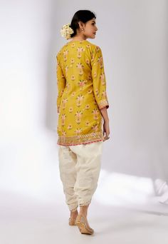 This enchanting ensemble features a floral jaal design, harmoniously combining gota and dori buttis with intricate border embroidery. The short kurta, paired with a dhoti adorned in sequins and gold thread, exudes feminine grace and elegance. Perfect for special occasions, this set effortlessly blends traditional craftsmanship with modern sophistication. Jaal Design, Kaftan Kurta, Black Velvet Jumpsuit, Kurta Cotton, Short Kurta, Nyc Studio, Border Embroidery, Nehru Jackets, Indian Textiles