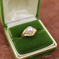 This sweet little ring is a delightful little companion! This ring is like new and ready to go on its next adventure. It is a 14K yellow gold set with a cream-colored pearl, accented by a brilliant round-cut diamond. It's been thoroughly evaluated for its metal type and has been verified as 14K gold with an electronic magnet tester. This ring is a size 6.5 and weighs 4.2g. (T4* MJP039890) Please review all photos before purchasing and feel free to ask questions about the item :) We are sorry but we do NOT offer INTERNATIONAL SHIPPING! Payment is due upon checkout to avoid shipping delays and loss of purchased items. Payment not made within 72 hours will result in the cancellation of your order unless expressed in communication prior to purchasing. Because every item we sell is a one-of-a-k Luxury Yellow Gold Brilliant Cut Pearl Ring, Luxury Delicate Yellow Gold Pearl Ring, Pink Pearl Ring, Pearl Diamond Ring, Pearl And Diamond Ring, Black Hills Gold, Yellow Gold Setting, Deco Jewelry, Pearl Diamond