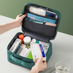 Il design compatto della nostra scatola di medicinali da viaggio garantisce che i tuoi farmaci e integratori siano conservati in modo sicuro e facilmente accessibili durante il viaggio.

 Che tu stia saltando su un aereo, intraprendendo una spedizione escursionistica o semplicemente godendoti un weekend fuori porta, questo portapillole è il compagno perfetto. La sua struttura leggera si adatta perfettamente allo zaino o alla valigia, permettendoti di trasportare i tuoi farmaci essenziali senza problemi.

 Rimani preparato e senza preoccupazioni durante i tuoi viaggi, sapendo che i tuoi farmaci sono conservati in modo sicuro in questo portapillole affidabile e durevole.

 Non è solo un elemento essenziale per il viaggio; ti renderà più organizzato durante il tuo viaggio. Non perderti il ​​ First Aid Bag, Travel Medicine, Pill Box Organizer, Medication Organization, Health Game, Emergency Bag, Tumbler Handle, Medicine Storage, Water And Sanitation