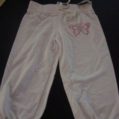 Brand New With Tags Is An Adorable Cropped Capri Pant By Beautees In A Girls Size 5 They Are White With An Elastic Waistband And A Bow Tie At The Waist. On One Of The Legs There Is A Pink And Silver Rhinestone Butterfly. There Is Elastic At The Bottom Of Each Leg The Material Is A Very Soft 90% Cotton And 10% Polyester Cute Pink Sweatpants Outfit, Birthday Wishlist Clothes, Coquette Bottoms, Kawaii Sweatpants, Pink Sweatpants Outfit, 2000s Capris, 2025 Rebrand, 2000s Pants