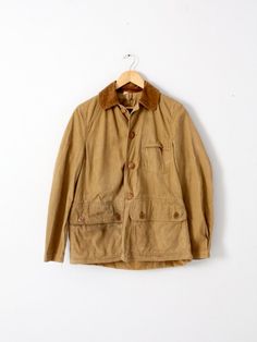 This is a vintage Hettrick Mfg. Co American Field jacket circa 1940s - 1950s.  The classic canvas jacket features three pockets on the exterior and an interior drop pocket with side zipper pocket.   The jacket buttons closed and has a corduroy collar. CONDITIONIn good condition with wear consistent with age and use. APPROXIMATE FIT:  M/LMEASUREMENTSBust:  43"  ..  109.2 cmShoulders:  16.5"  ..  41.9 cmLength:  27.5"  .. 69.9 cmSleeve:  33"  ..  83.8 cmOutside Sleeve:  24"  .. 61 cmHOW WE MEASURE Retro Cotton Utility Jacket With Flap Pockets, Retro Cotton Utility Jacket With Pockets, Retro Cotton Outerwear With Welt Pockets, Vintage Sport Coat With Welt Pockets For Work, Vintage Fall Blazer With Patch Pockets, Vintage Blazer With Patch Pockets For Fall, Retro Khaki Utility Jacket With Pockets, Retro Cotton Utility Jacket For Outdoors, Vintage Outerwear With Flap Pockets For Fall