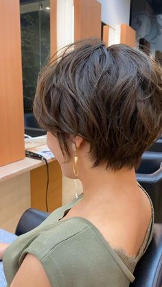 動きをつけたくびれショート✂︎ 骨格補正効果抜群です👍 ご予約はリンク先からお気軽にどうぞ💁‍♀️ Κούρεμα Bob, Short Hair Trends, Choppy Hair, Shot Hair Styles, Penteado Cabelo Curto, Haircut For Thick Hair