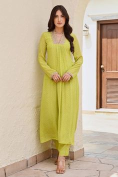 women's outfit in green colour, Plain Yellow Kurti Design Style, Mulmul Kurta Design, Neck Pattern For Kurtis, Sheetal Batra, Bandhani Dress Pattern, V Neck Kurti Design, Handloom Kurta, Neck Patterns For Kurtis, Dress Paterns