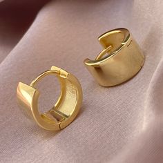 A modern take on your classic hoop. These hoops are lightweight making everyday wear a breeze. Sold as a pair (2) - Made in gold vermeil: a thick 18k gold layer on 925 sterling silver.- Inner diameter: 10mm- Outer diameter: 13.8mm- Earring thickness: 7.8mm- Waterproof, tarnish resistant & hypoallergenic Everyday Gold-plated Huggie Earrings, Gold Minimalist Huggie Earrings, Gold Minimalist Round Huggie Earrings, Gold Huggie Earrings For Everyday, Modern Gold Huggie Hoop Earrings, Modern Gold Small Hoop Huggie Earrings, Gold Round Huggie Earrings For Everyday, Everyday Gold Hoop Huggie Earrings, Everyday Gold Round Huggie Earrings