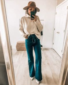 High Waisted Jeans Outfit, Paper Bag Jeans, Bag Jeans, Hat Outfit, Denim Sweater, Outfits With Hats, Jeans Outfit